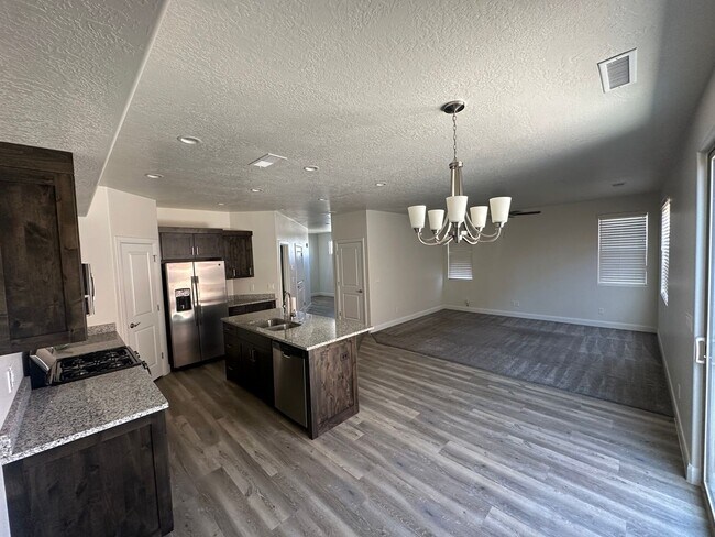 Foto del edificio - Spacious Home in Hurricane