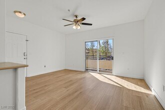 Building Photo - 2291 W Horizon Ridge Pkwy