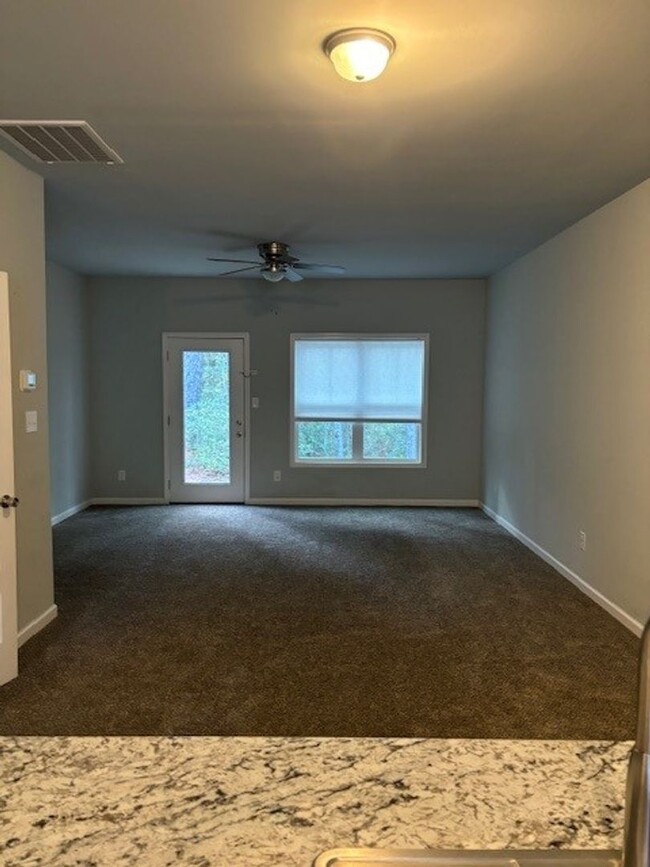 Building Photo - Beautiful 2 bedroom, 2.5 bath townhome Hol...