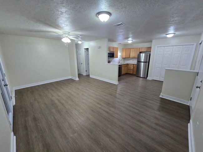 Building Photo - Remodeled 2 Bed 1 Bath Duplex for Lease!!