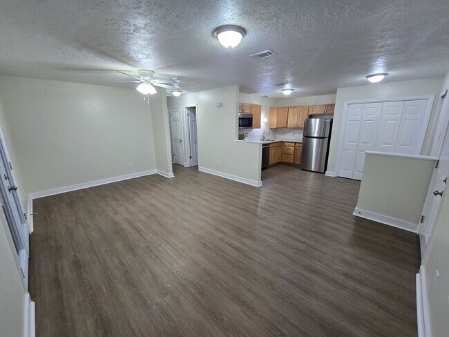 Foto del edificio - Remodeled 2 Bed 1 Bath Duplex for Lease!!