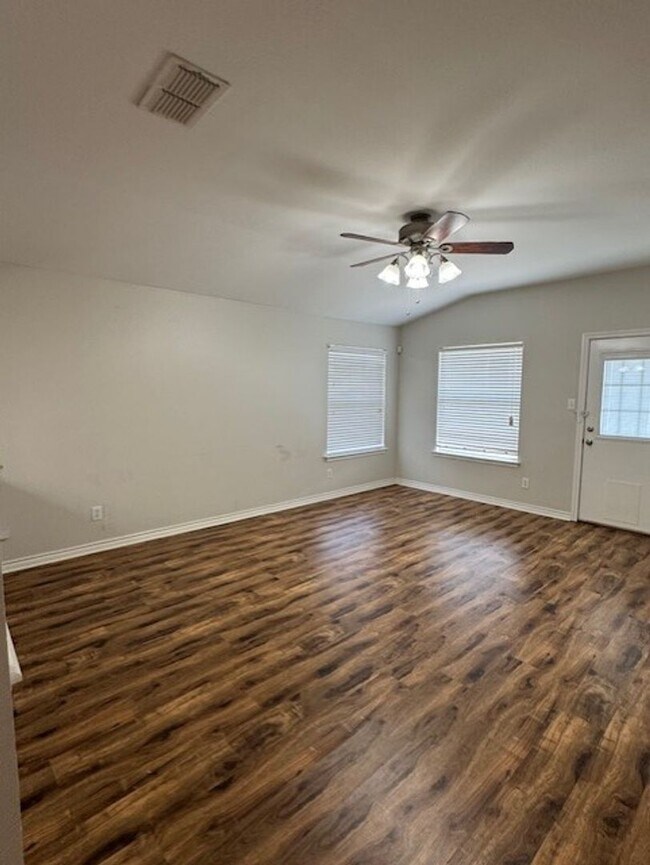 Building Photo - 3 Bedroom/2 Bath Wildhorse Subdivision