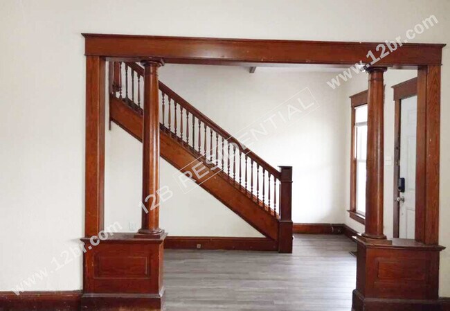 Building Photo - Nice 3-Bedroom Home with Big Yard and Form...