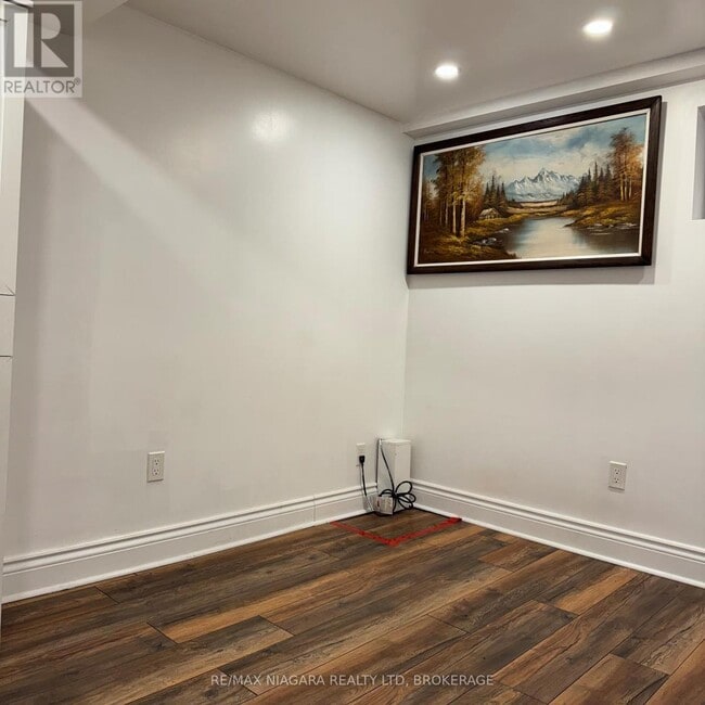 Photo du bâtiment - 844A Danforth Rd