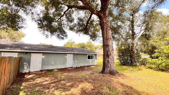 Building Photo - 3/2 Duplex in DeLand Available Now!