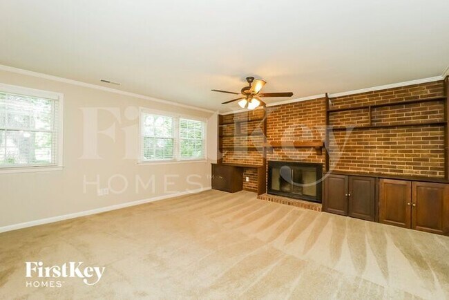 Building Photo - 2914 Stratford Dr