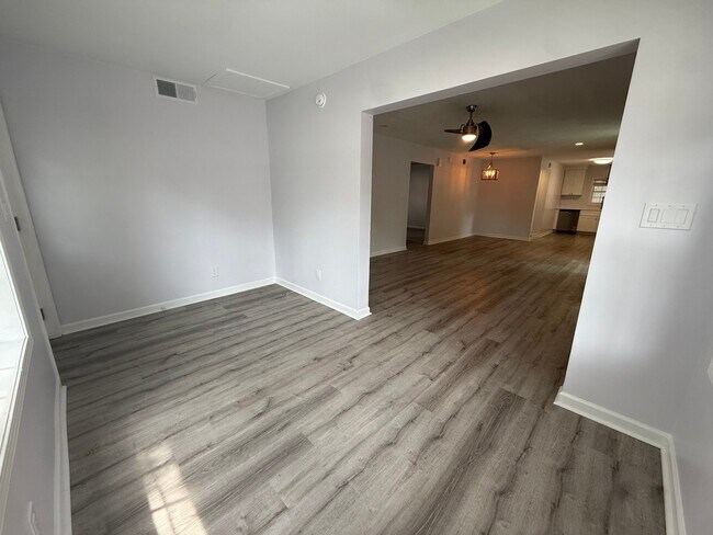 Foto del edificio - 120 N Pinewood Dr
