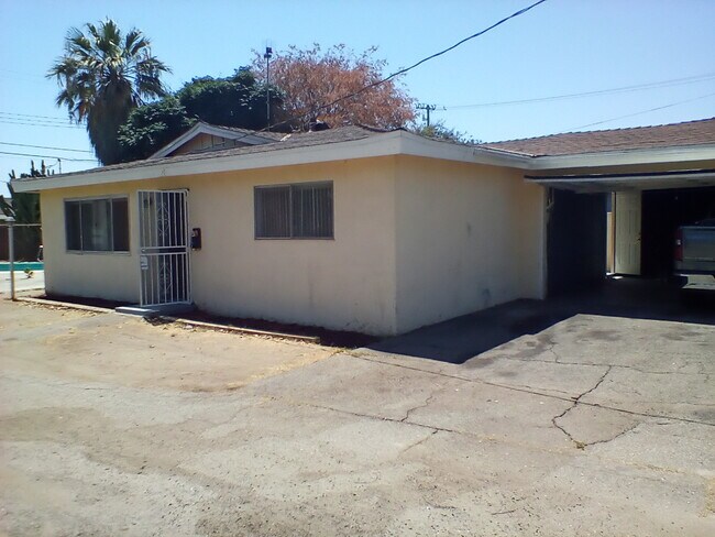 detached house with 2 car garage - 14008 Los Angeles St