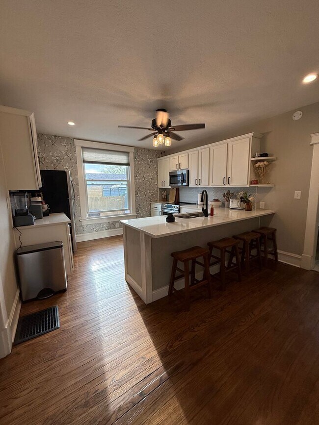 Foto del edificio - 4 Bedroom, Two Story House