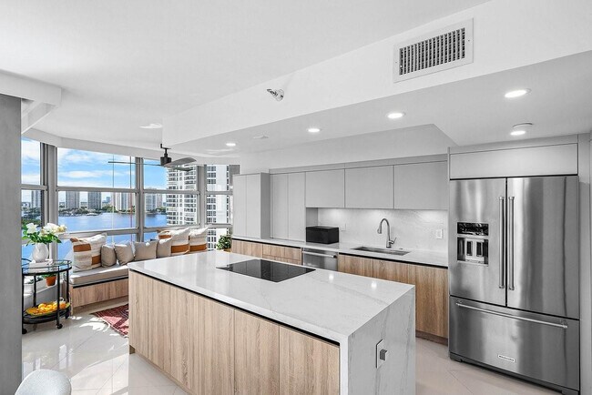 Foto del edificio - 3500 Mystic Pointe Dr