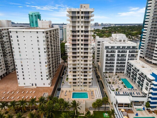 Building Photo - 6061 Collins Ave