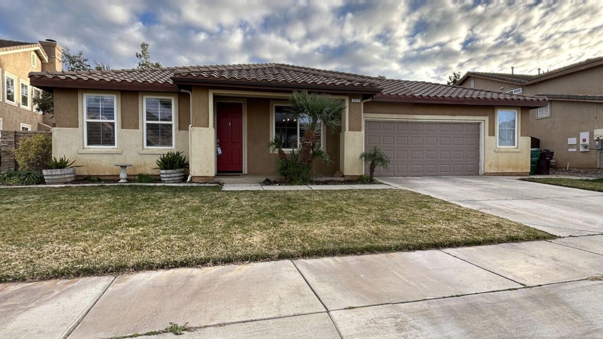 Foto principal - Beautiful 4 Bedroom 2 Bathroom Home w/ Out...