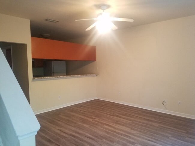 Building Photo - 3/2 Townhouse off Blairstone Road, Right By Governors Square Mall!