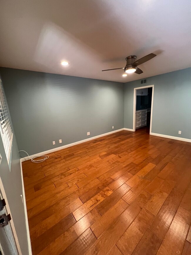 Living room - 2501 W Redondo Beach Blvd