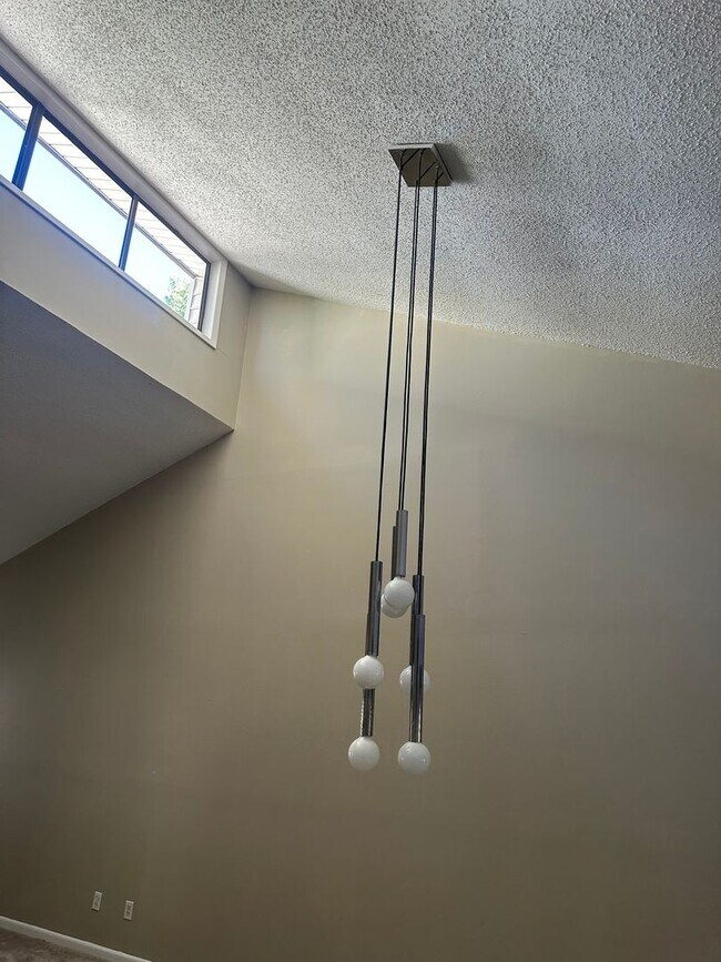 Building Photo - Great 2 Bedroom Condo with Dedicated Parki...