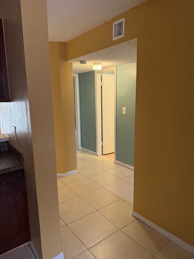 Building Photo - 4207 Lakeside Dr