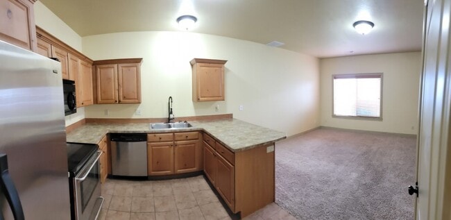 Building Photo - 3 bed, 2.5 bath townhome w/attached 2 car ...