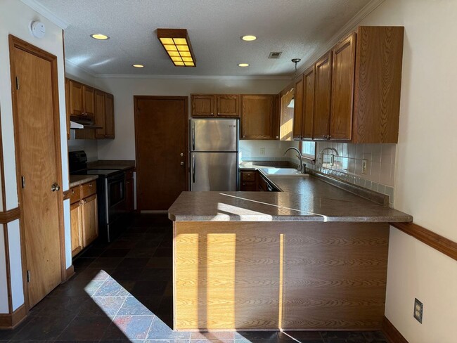 Building Photo - Nice 3 bedroom, 2 bath House