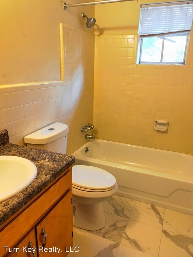 Building Photo - 2 br, 1 bath House - 1133-D Elm Avenue