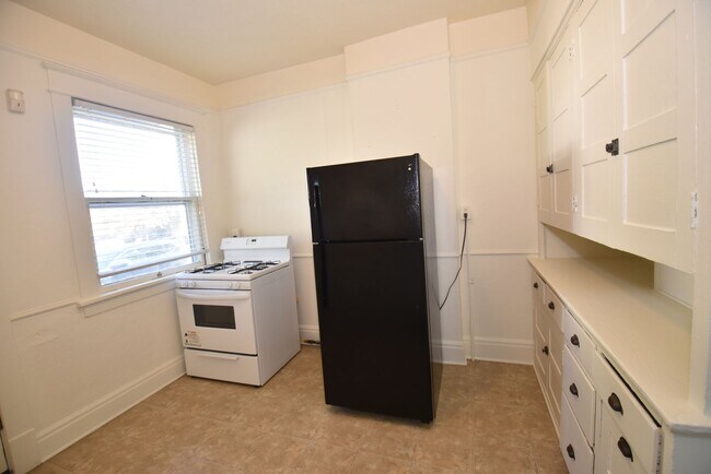 Building Photo - Spacious Duplex in South Bend