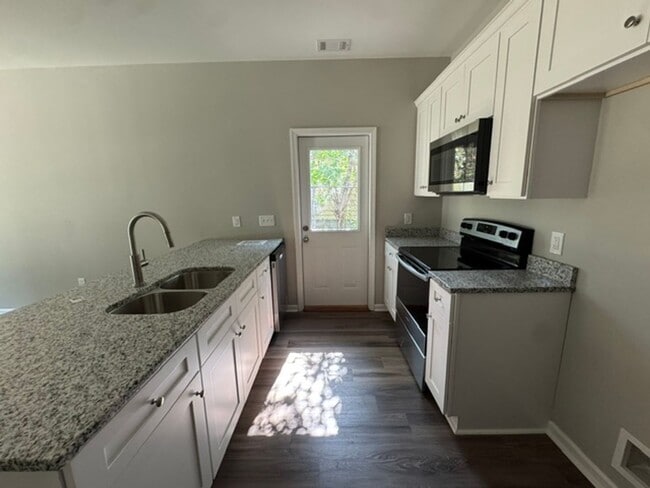 Building Photo - 228 E Render St
