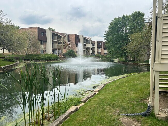 Building Photo - 206 S Waters Edge Dr