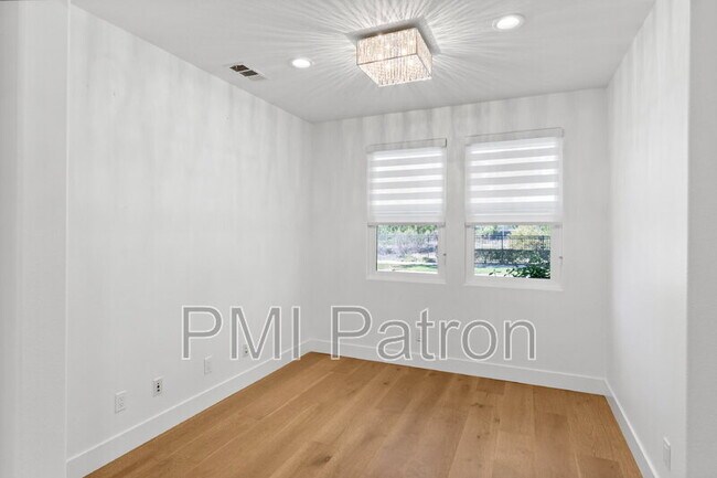 Building Photo - 356 W Weeping Willow Ave