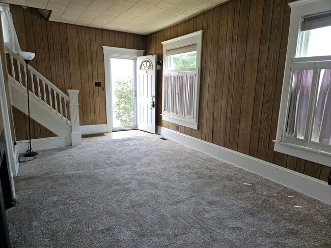Building Photo - 2 bedroom 1.5 bath single family home