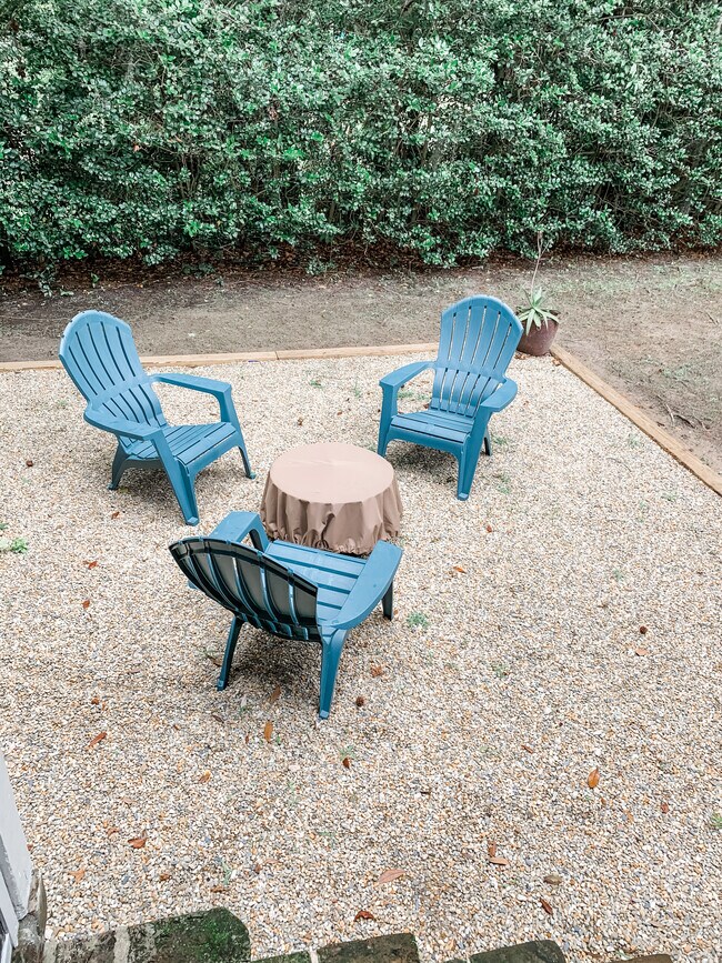 Building Photo - Beautiful Furnished 3 Bedroom