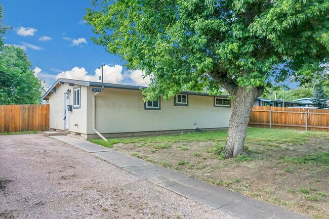 Foto del edificio - $1,950, 3-bedroom, 1-bathroom house in Col...