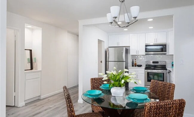 Building Photo - "Chic Newport Beach Retreat: 1-Bed, 1.5-Ba...