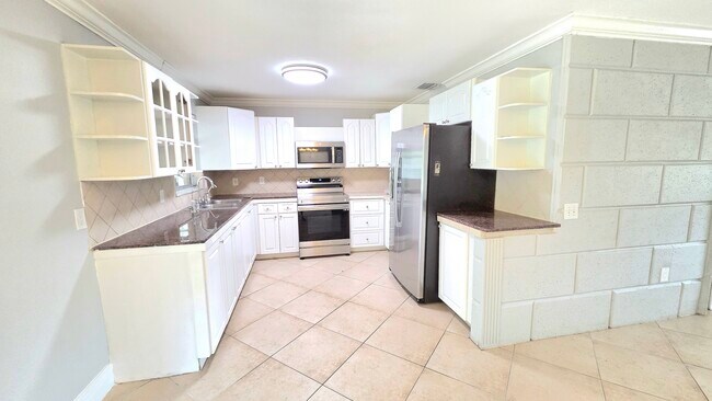 Cocina con electrodomésticos de acero inoxidable - 5529 Hardee St