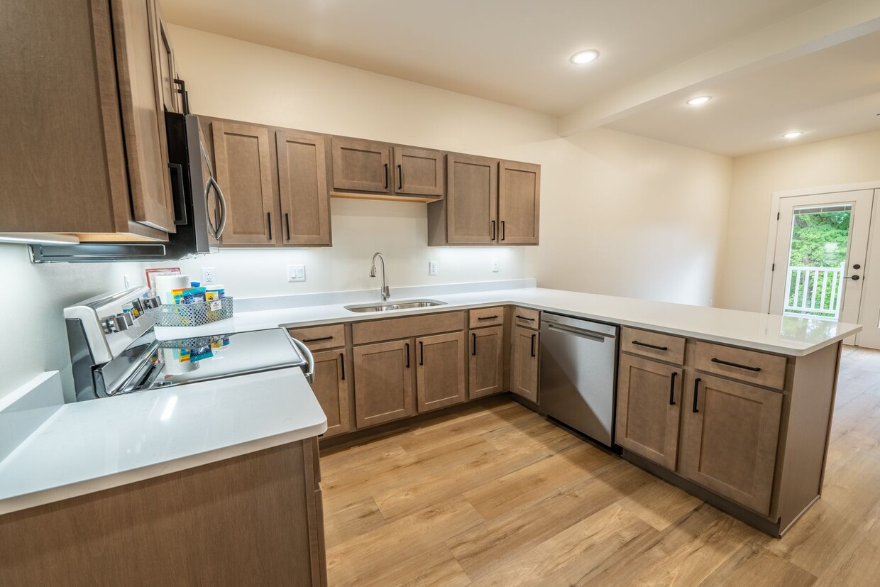 Foto principal - 3 Bed / 2.5 Bath Townhome w/Deck, Walkout ...