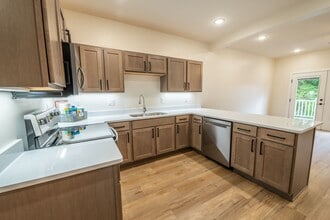 Building Photo - 116 Eiche Dr