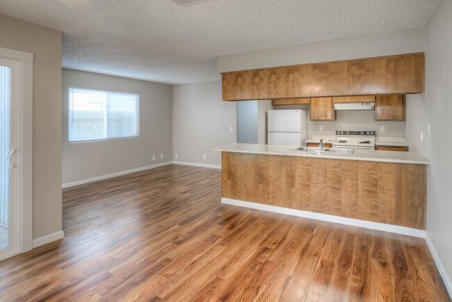 Foto del edificio - Greenwood Estates has an Excellent 2 Bedroom, 1.5 Bath Townhouse with a Backyard and Garage!