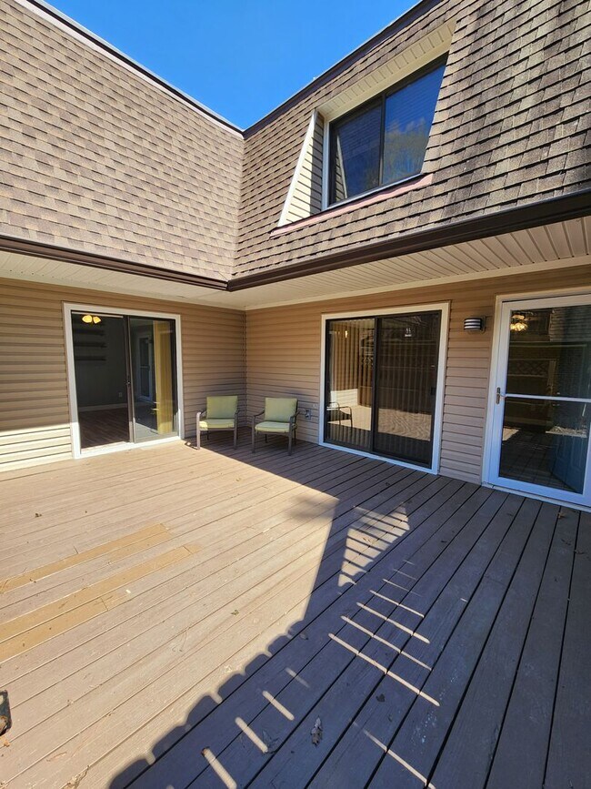 Building Photo - Chapel Hill / Finley Forest Townhouse AVAIL
