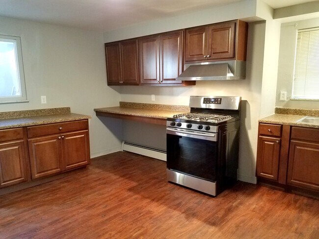 Foto del edificio - 3 Bedroom Available in August! One block f...