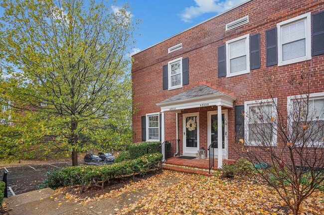 Foto del edificio - Your dream rental in Fairlington Village a...