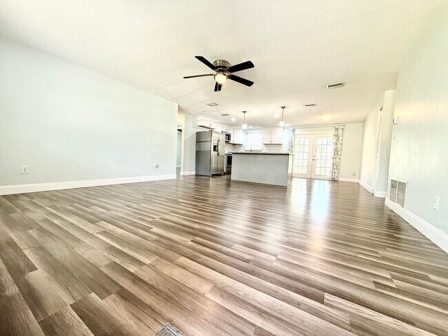 Foto del edificio - Relaxed Florida living at this 3Bedroom/ 2bath home in the Heart of Daytona Beach!