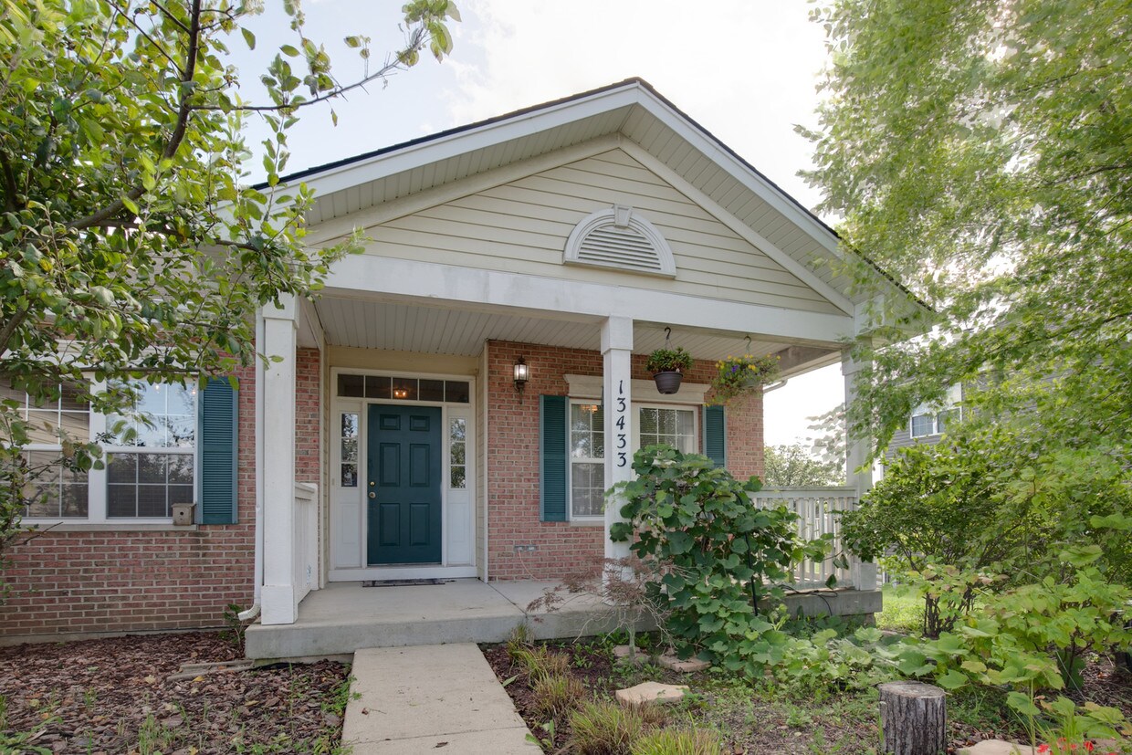 13433 W Hidden Springs Trail, Wadsworth, IL 60083 House Rental in