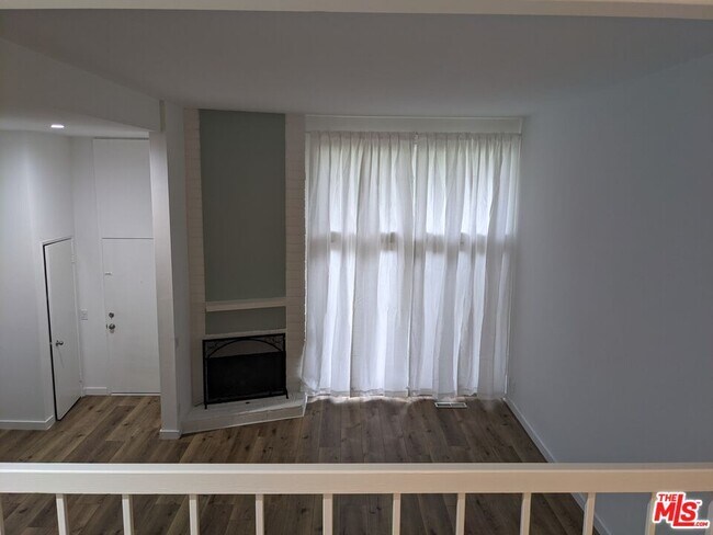 Building Photo - 1660 Palisades Dr