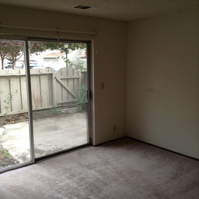 Building Photo - 498 Hollyberry Ct