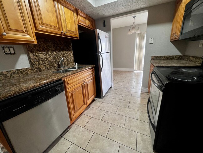 Building Photo - 3 Bedroom 2 Bath Millennium Palms Condo wi...