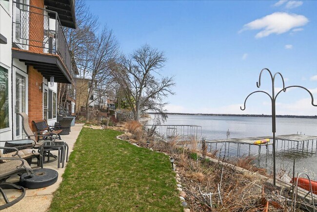 Foto del edificio - Urban Oasis on the Lake- Condo in Downtown Madison