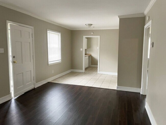 Foto del edificio - Charming & Fully Refreshed 2BR/1BA Near the University District – Move-In Ready!