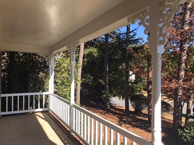 Foto del edificio - Great 4 Bedroom 2.5 Bath home in East Cobb...