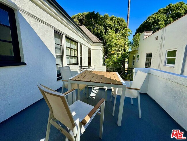 Foto del edificio - 9010 Burton Way