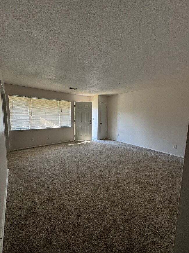 Foto del edificio - 2 Bedroom, 1 Bathroom, Upstairs unit with ...