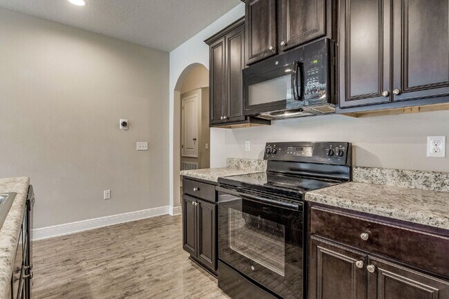 Foto del edificio - Welcome to this exquisite 4-bedroom, 2-bat...
