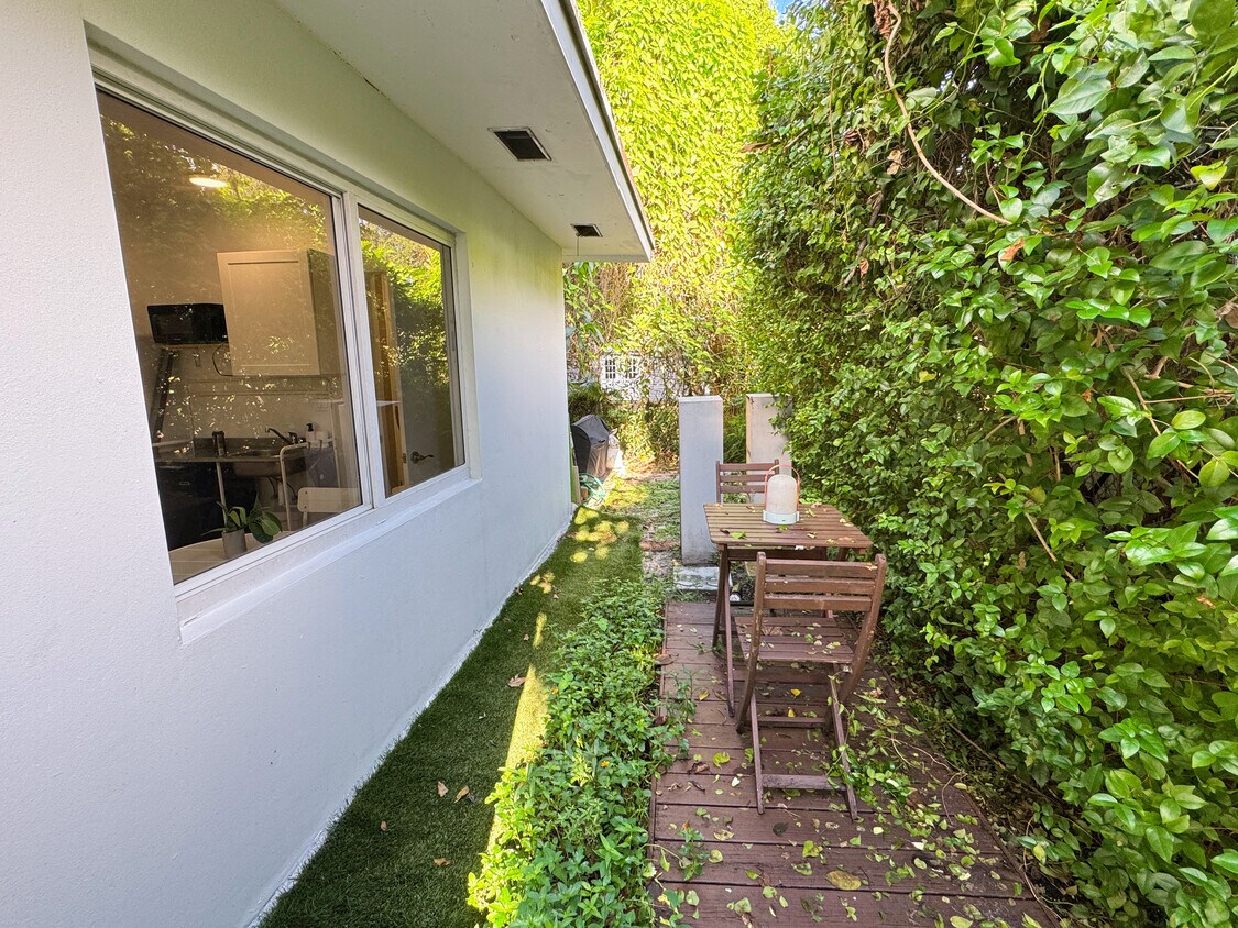 Private entrance - 400 NE 110th Ter